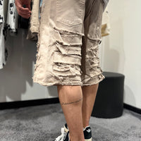 Shorts con strappi beige